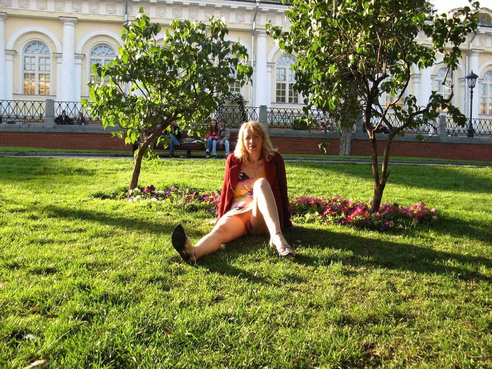 Loco mujer rusa al aire libre exhibicionista
 #94111700