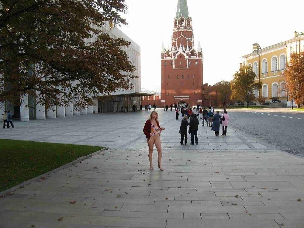 Pazza donna russa esibizionista all'aperto
 #94111706