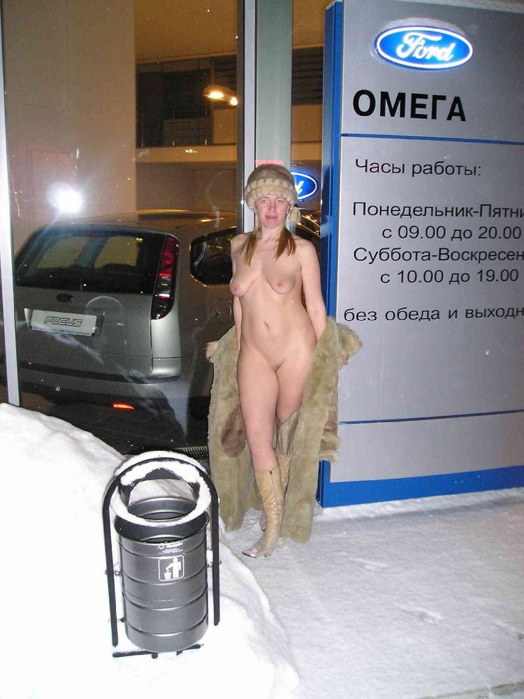 Pazza donna russa esibizionista all'aperto
 #94111719