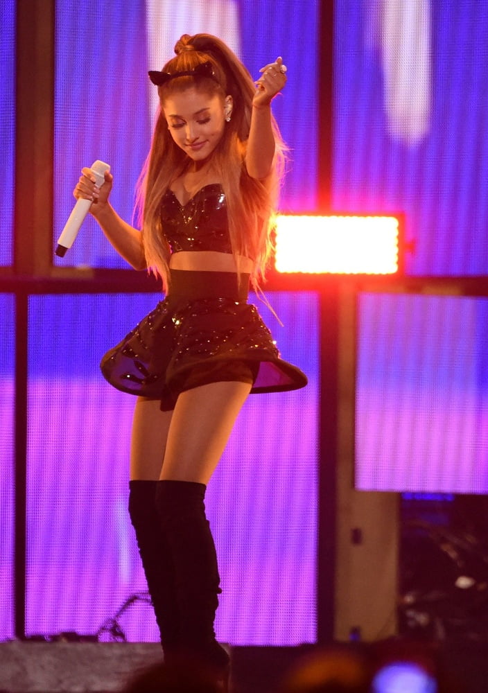 Ariana grande con stivali vol 08
 #103092425