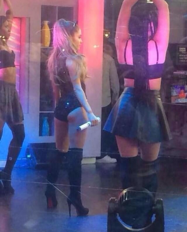 Ariana grande con botas vol 08
 #103092476