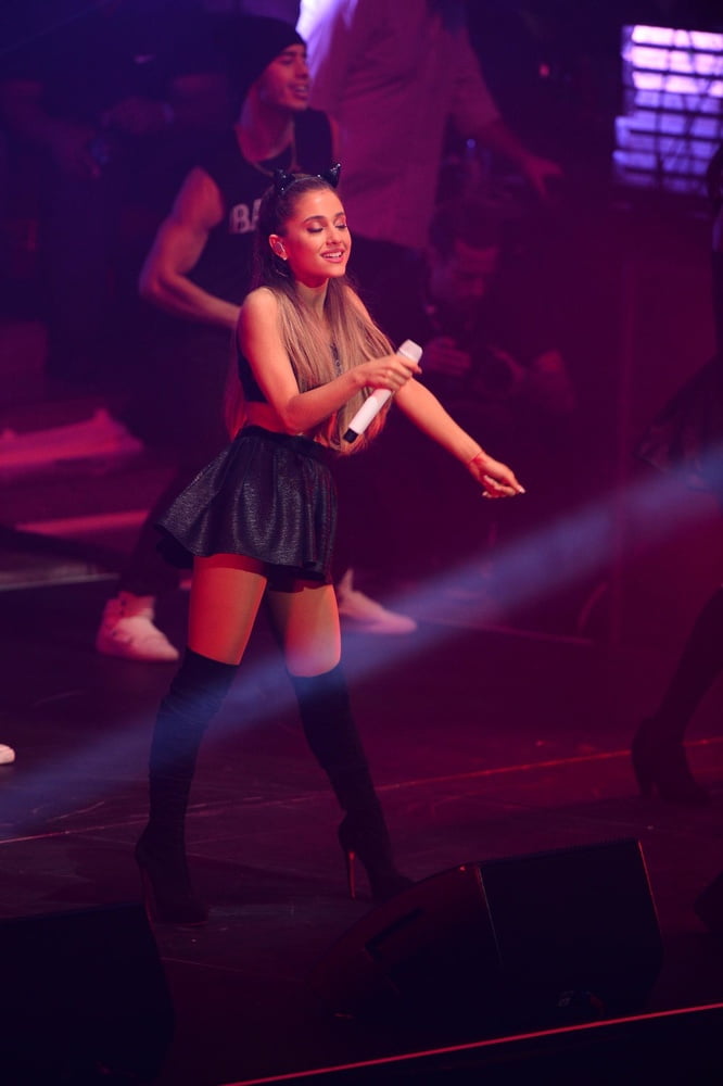 Ariana grande con stivali vol 08
 #103092521
