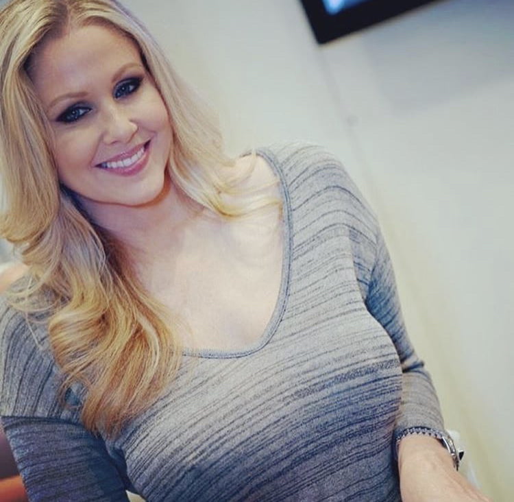 Braless milfs
 #100843706