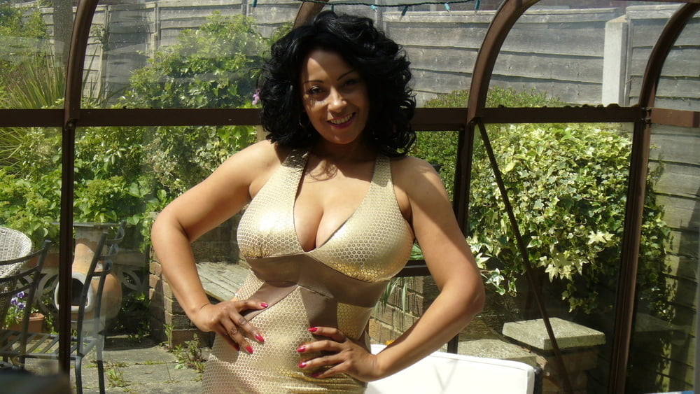 Donna ambrose con vestido dorado y tacones altos no nude
 #95533358