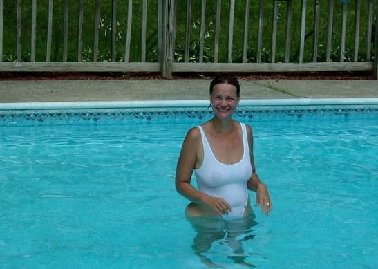 Matures in the pool 4 #87642884