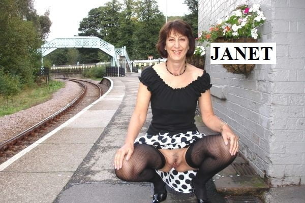 La pute britannique Janet est une poupée baisable à trois trous.
 #87643204