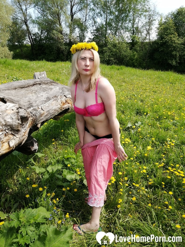 自然の中で裸でポーズをとる神聖な女戦士
 #106594739