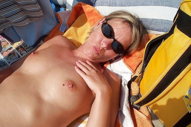 Rubio alemán nudista milf desnudo en vacaciones fkk playa
 #99683165