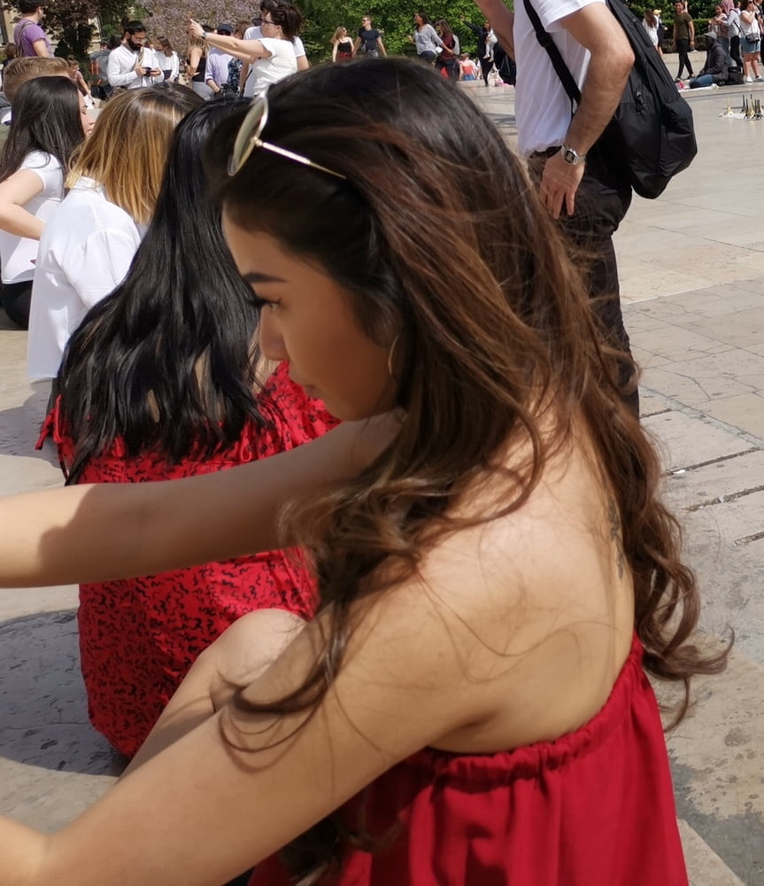 赤いドレスを着た可愛いアジア人、ノーブラ
 #97185861