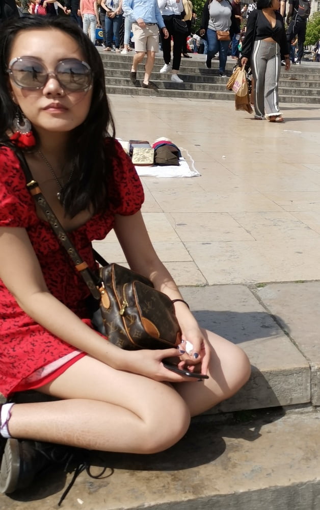 赤いドレスを着た可愛いアジア人、ノーブラ
 #97185867
