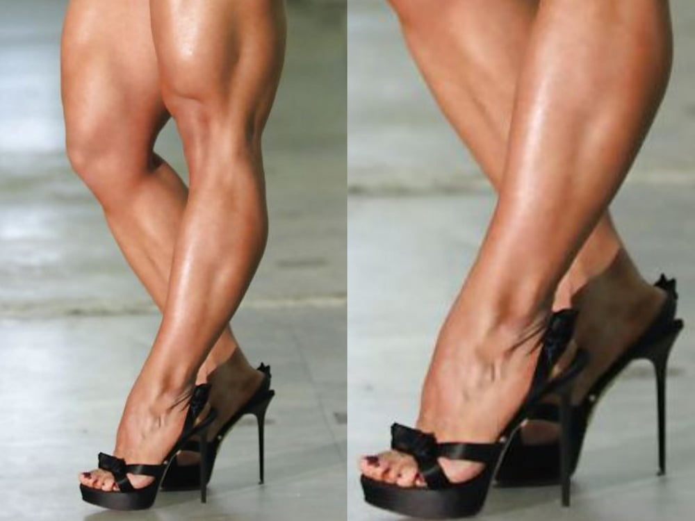 jambes sexy, pieds et talons hauts d'une femme bodybuilder
 #97106065