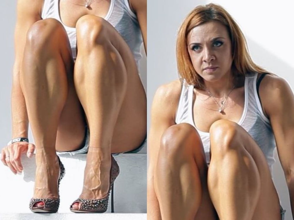 jambes sexy, pieds et talons hauts d'une femme bodybuilder
 #97106098