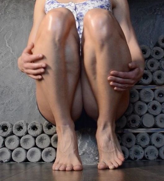jambes sexy, pieds et talons hauts d'une femme bodybuilder
 #97106294