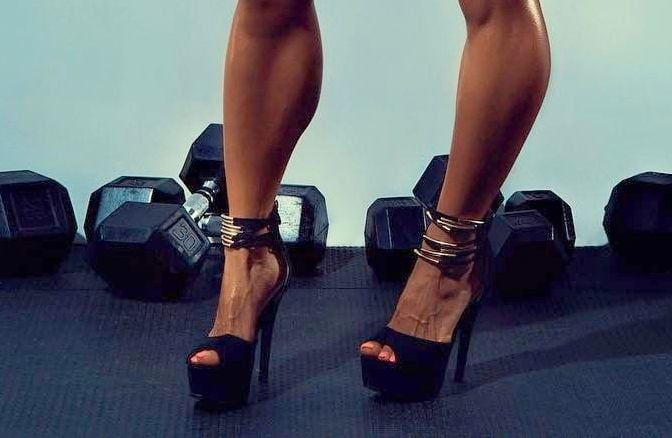jambes sexy, pieds et talons hauts d'une femme bodybuilder
 #97106689
