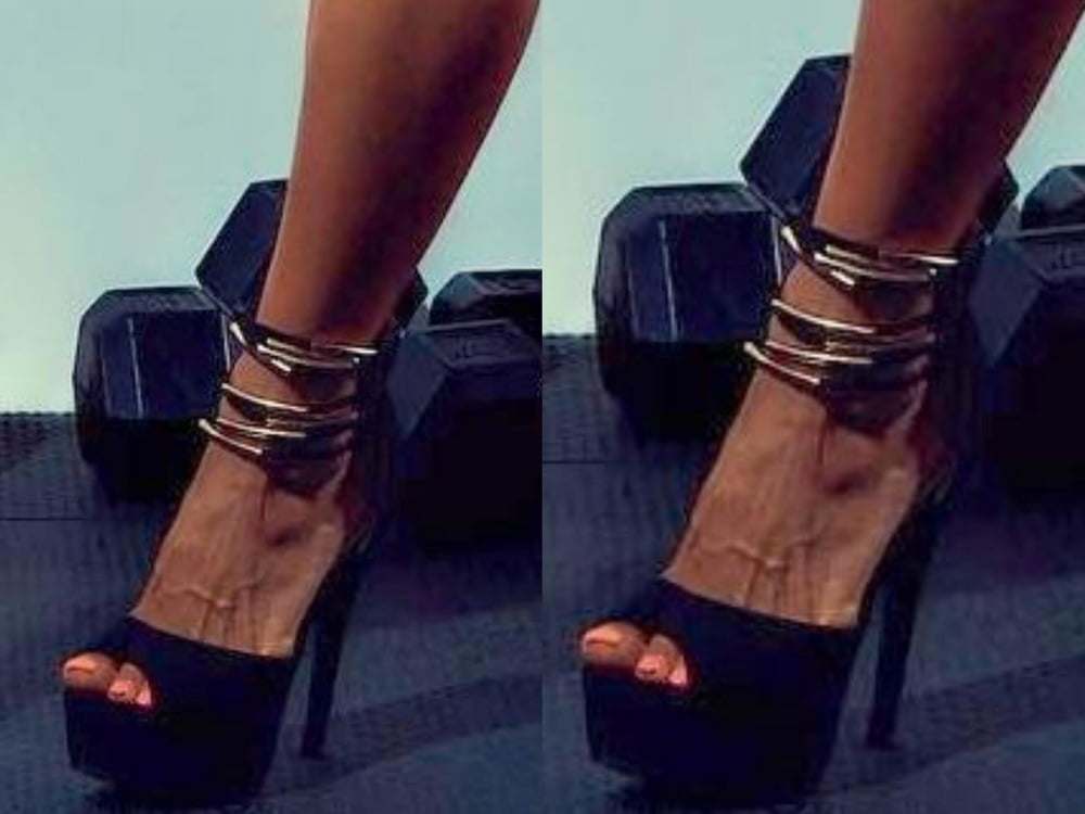 jambes sexy, pieds et talons hauts d'une femme bodybuilder
 #97106695