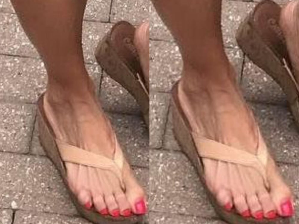 Culturista hembra sexy piernas pies y tacones altos
 #97106737