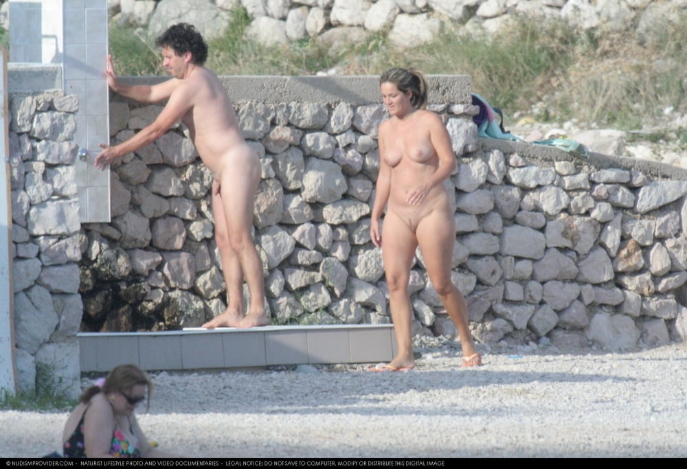 Coppia nudista nuda sulla spiaggia fkk
 #103337008