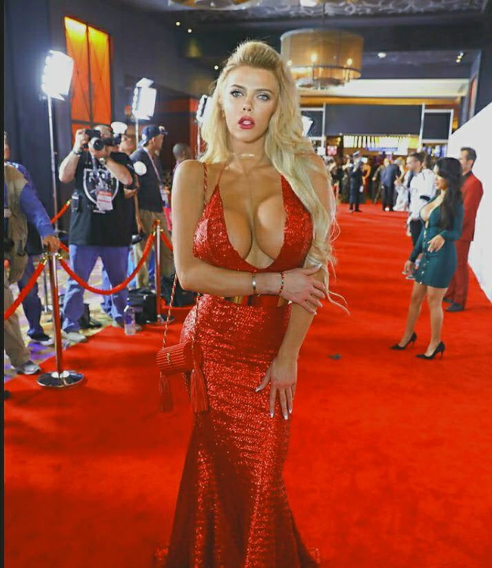 Falsas celebridades tetonas
 #80936270