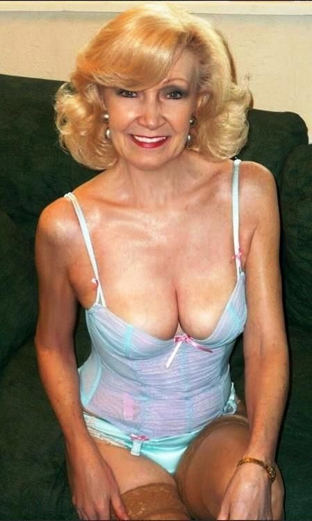 Jede Menge sexy Reife
 #92181642