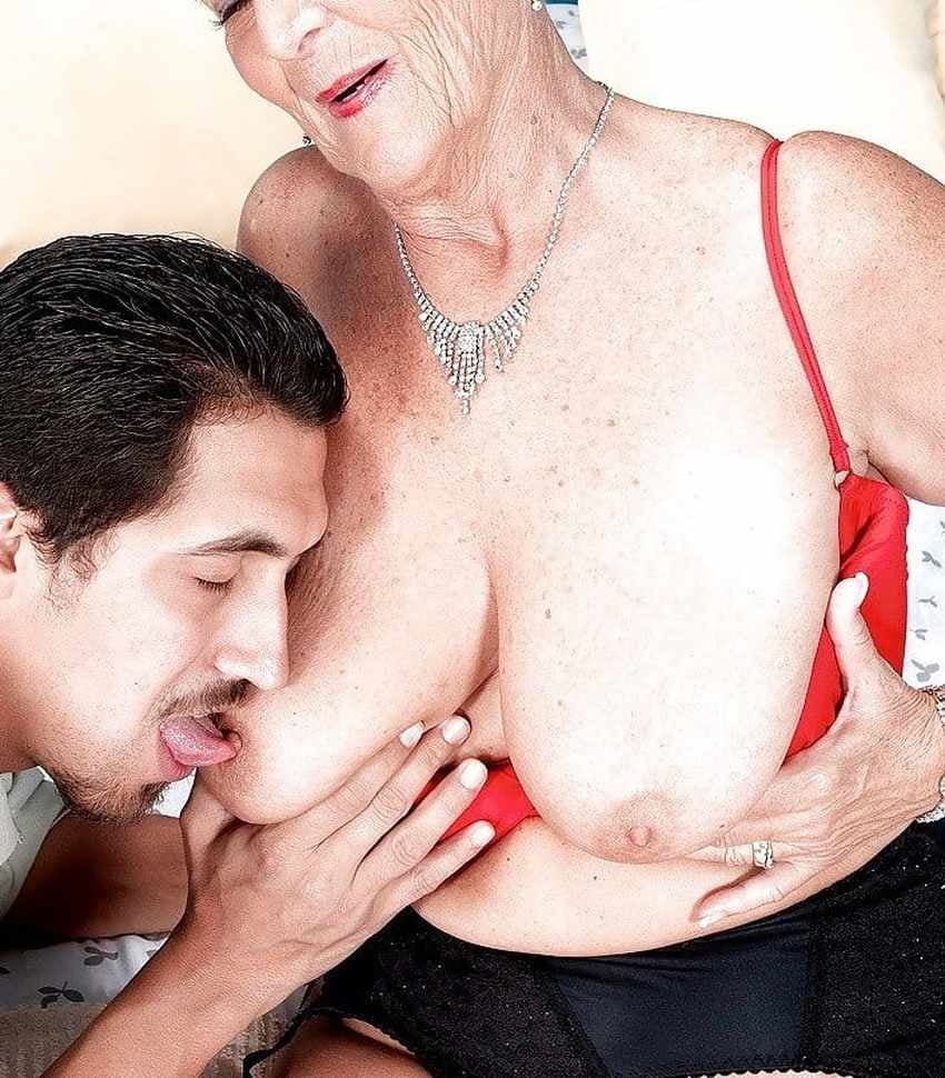 De milf à gilf avec des matures entre les deux 230
 #100459960