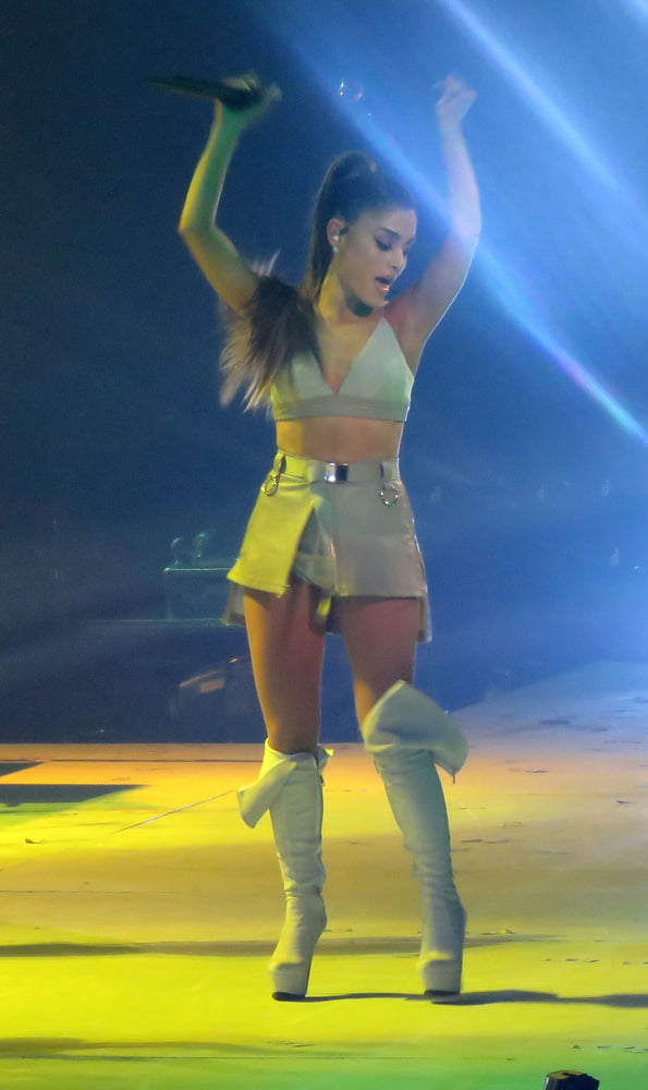 Ariana grande avec bottes vol 01
 #105237666