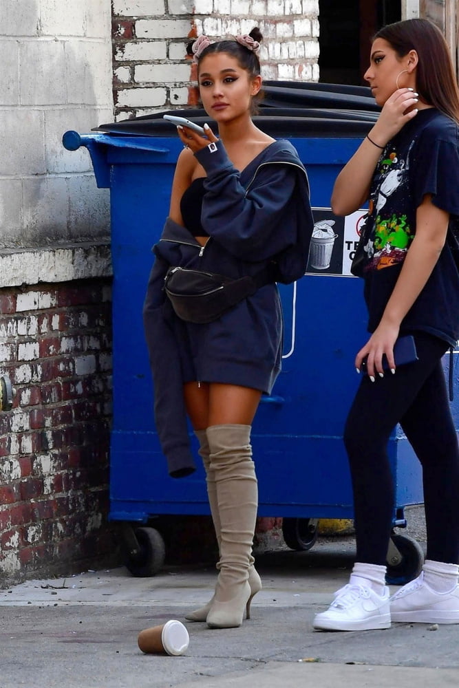 Ariana grande avec bottes vol 01
 #105237686