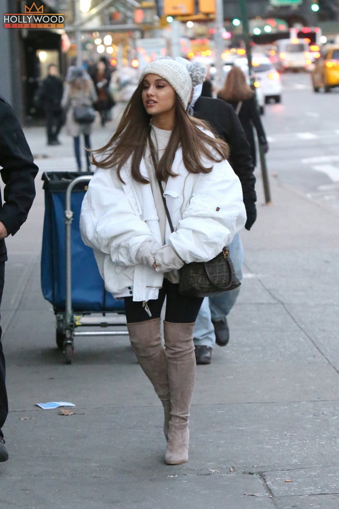 Ariana Grande mit Stiefeln vol 01
 #105237697