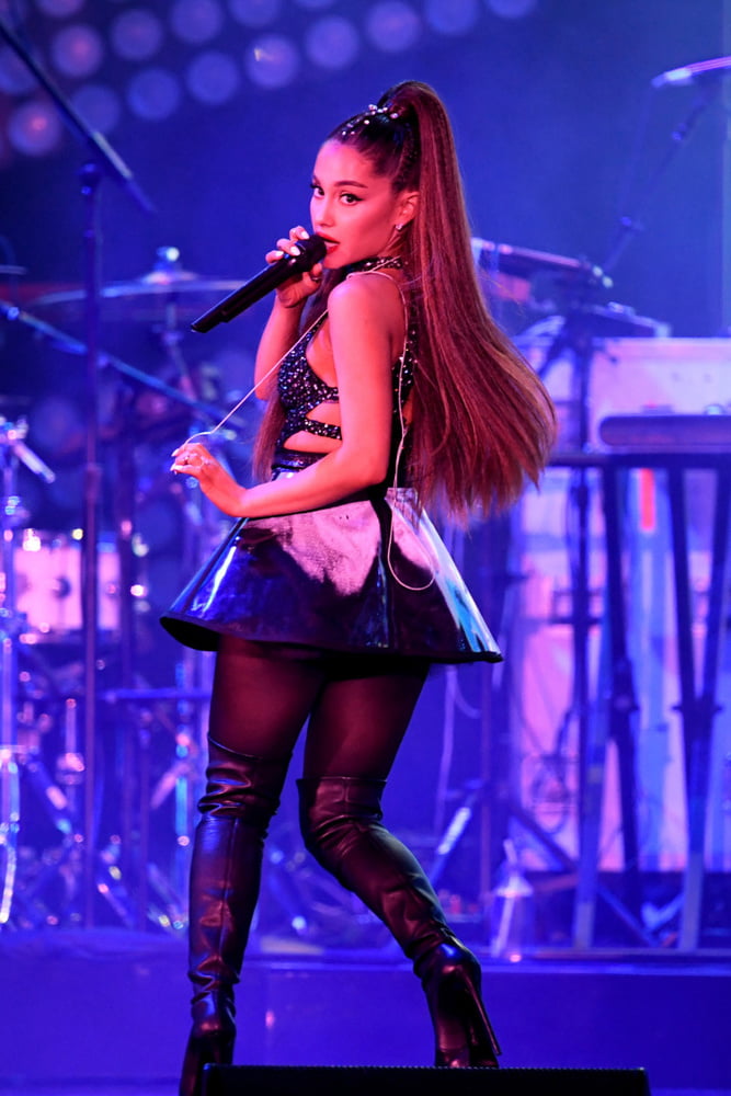 Ariana Grande mit Stiefeln vol 01
 #105237709