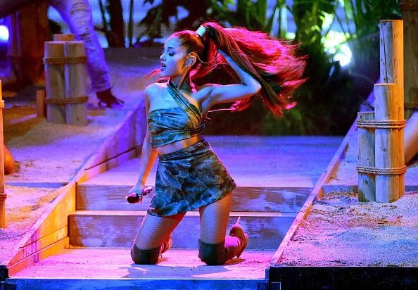 Ariana Grande mit Stiefeln vol 01
 #105237803