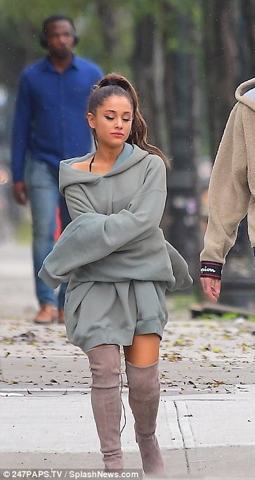 Ariana grande con botas vol 01
 #105237848