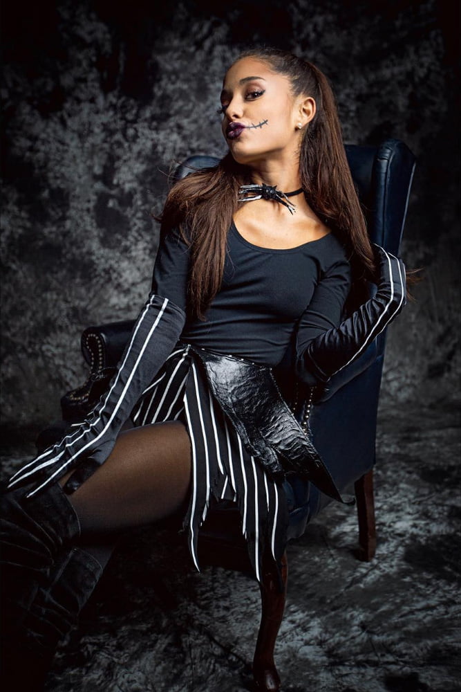 Ariana Grande mit Stiefeln vol 01
 #105237861