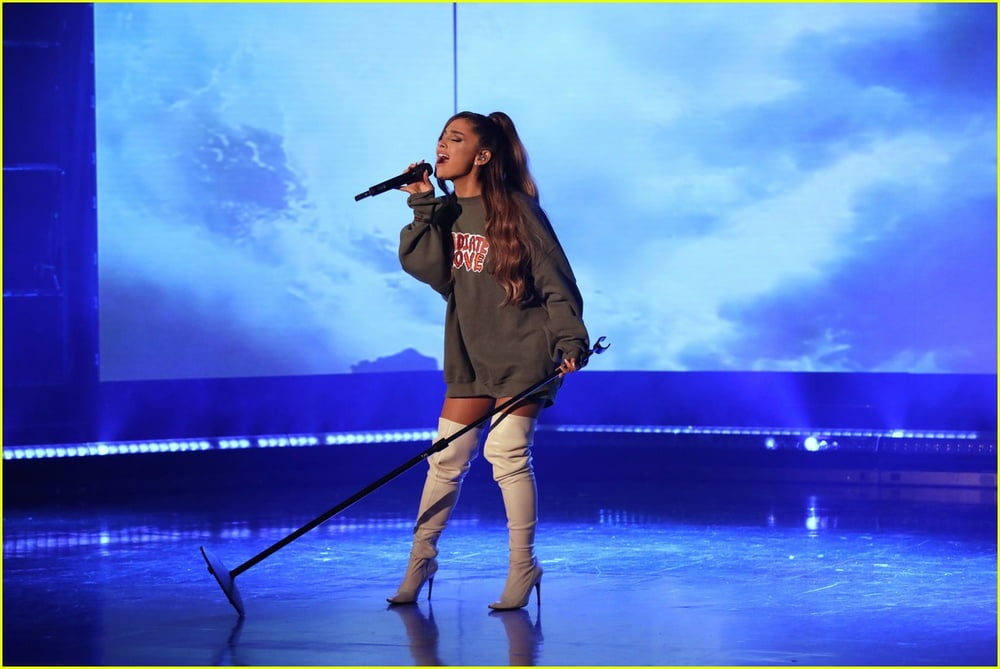 Ariana grande avec bottes vol 01
 #105237864