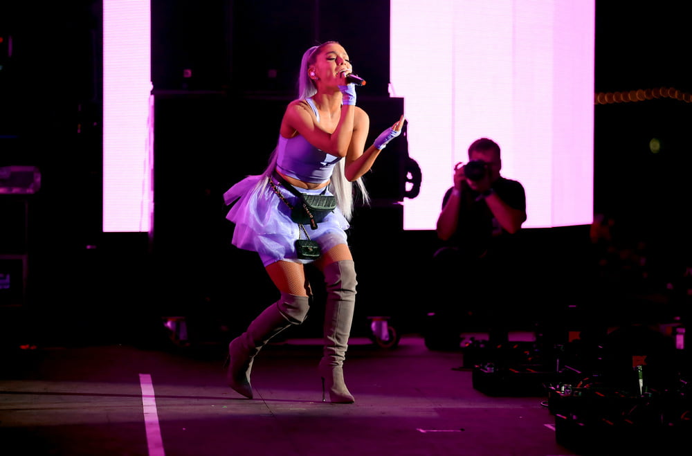 Ariana grande avec bottes vol 01
 #105237881