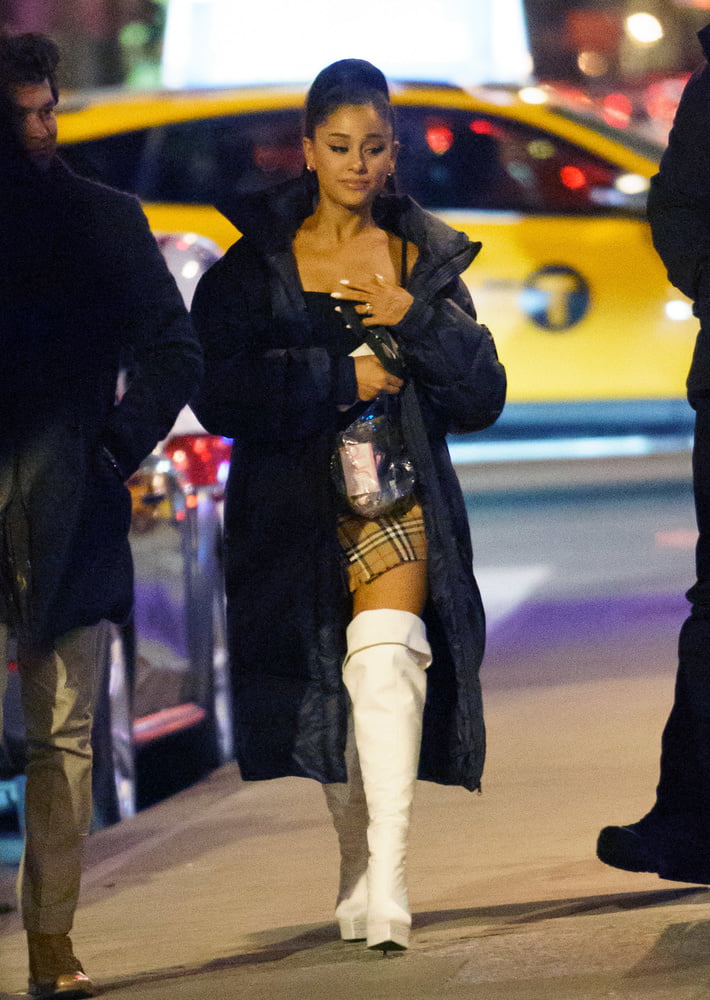 Ariana grande avec bottes vol 01
 #105237894