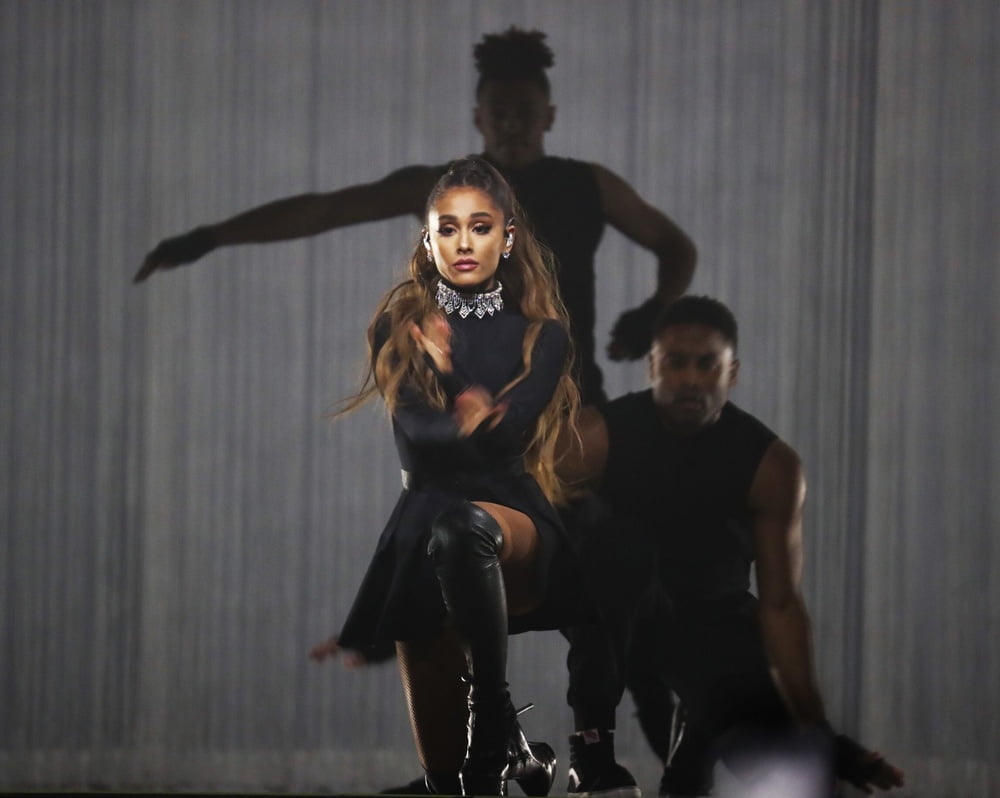 Ariana grande avec bottes vol 01
 #105237898