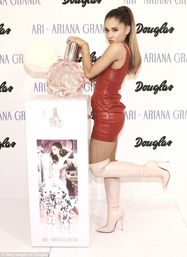 Ariana grande avec bottes vol 01
 #105237926