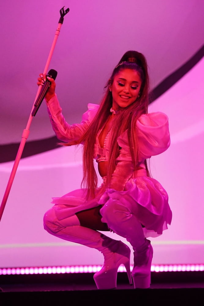 Ariana grande con botas vol 01
 #105237955