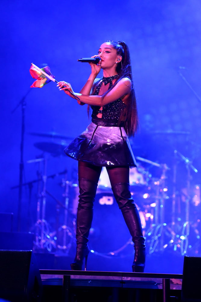Ariana grande con gli stivali vol 01
 #105237976