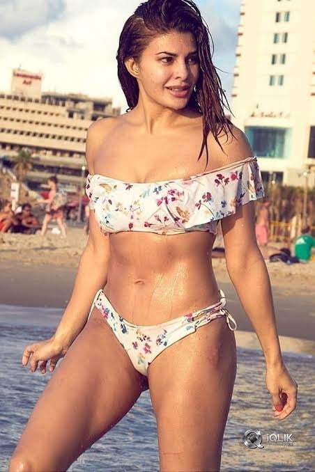 Jacqueline Fernandez sexy enge Muschi
 #103424141
