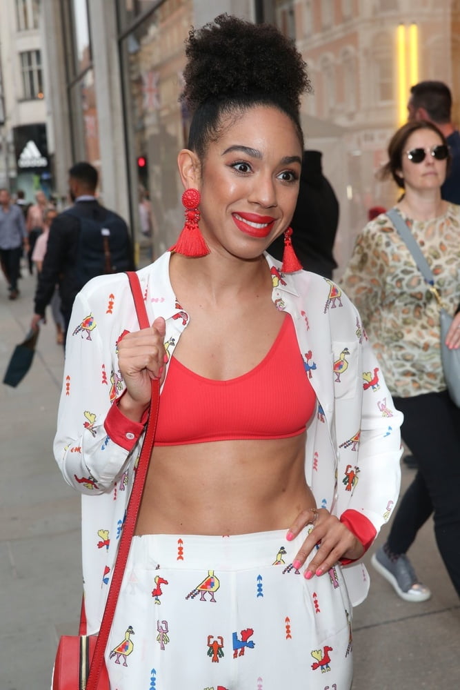 Mujeres de doctor who: pearl mackie
 #92023863
