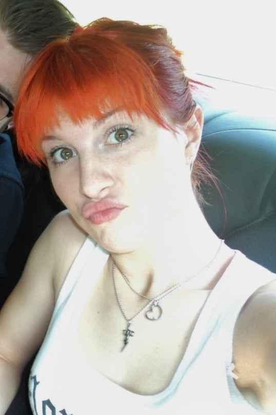 Hayley williams solo implorando per esso!
 #103661928