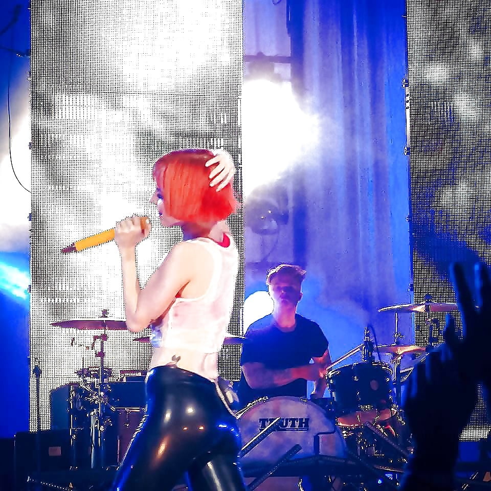 Hayley williams solo implorando per esso!
 #103661967