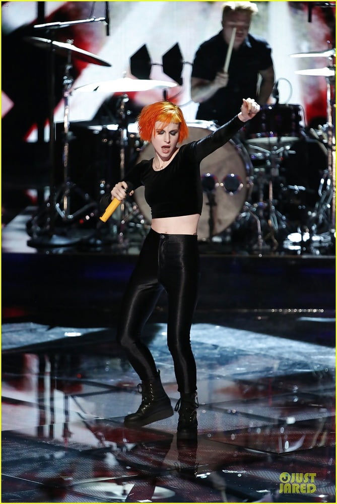 Hayley williams solo implorando per esso!
 #103661969