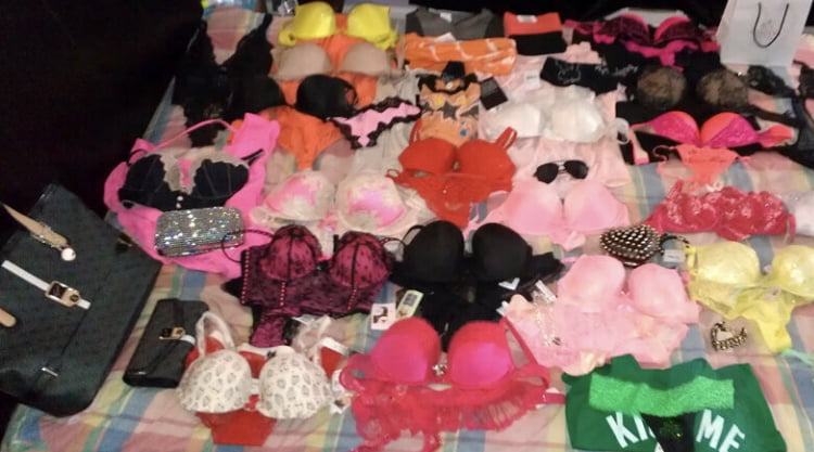 Hot hooters Mädchen aneta kowal und Mädchen verkaufen Bikinis
 #97326824