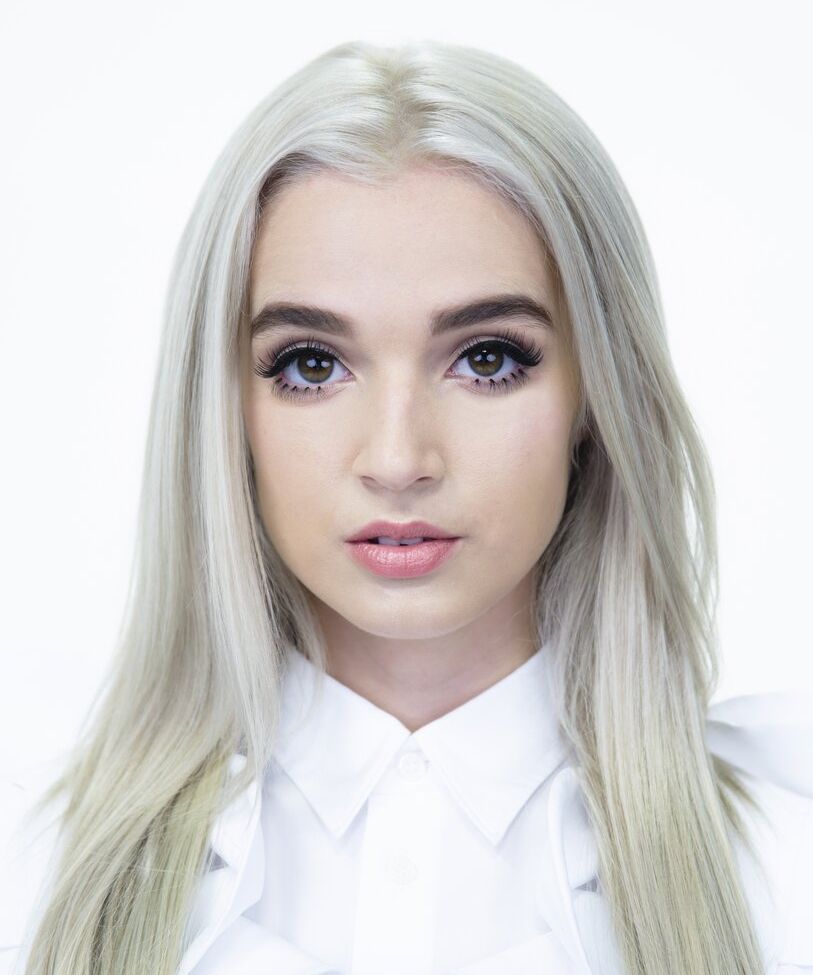 Poppy desnuda #108664577