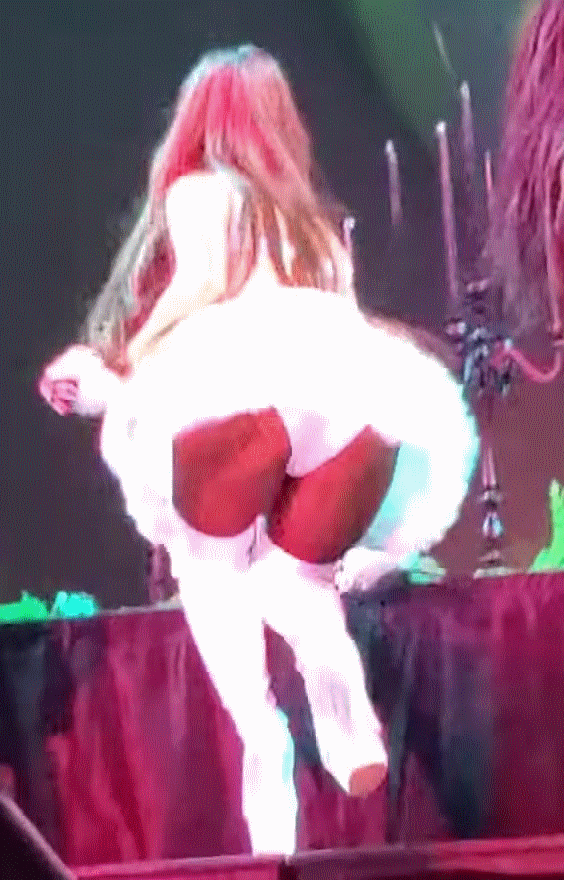 Ariana grande stivali bianchi gif (sweetener world tour)
 #101334680