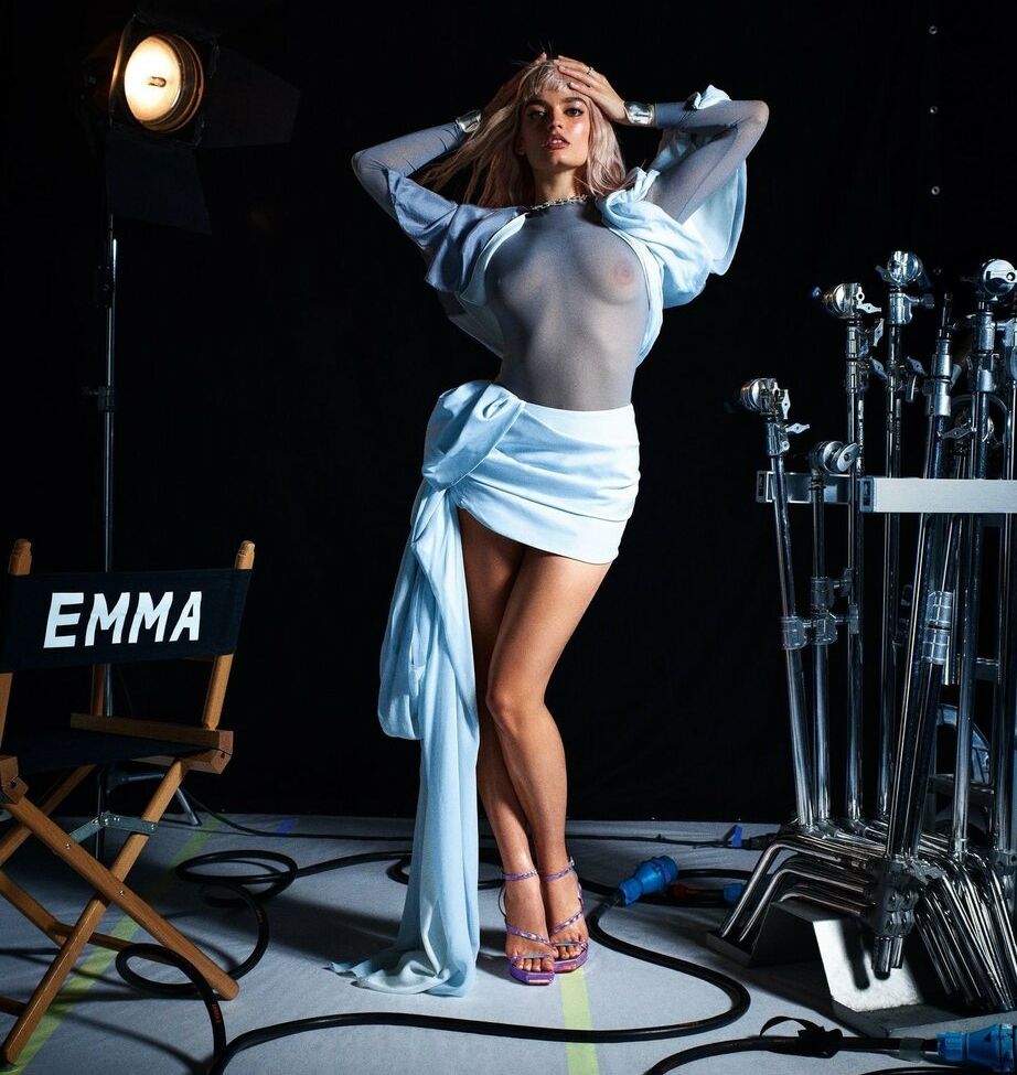 Emma mackey tetas