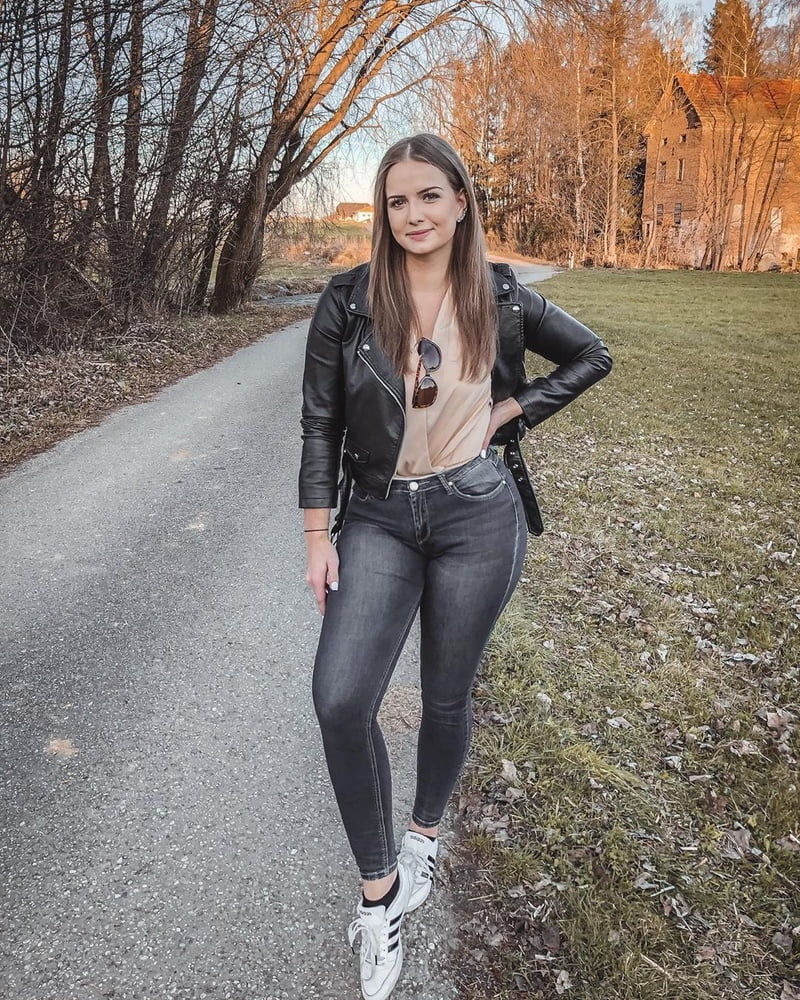 Laura - kurviges bbw instagram babe - dicke Beine große Titten & Arsch
 #81682994