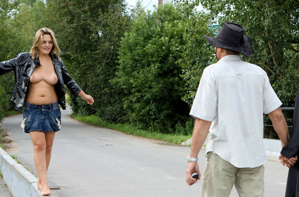 Un étranger touche une blonde aux gros seins en plein air
 #100530836