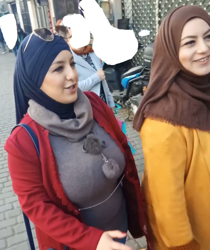Verso ragazze arabe hijab con tette enormi spia in strada
 #104610658